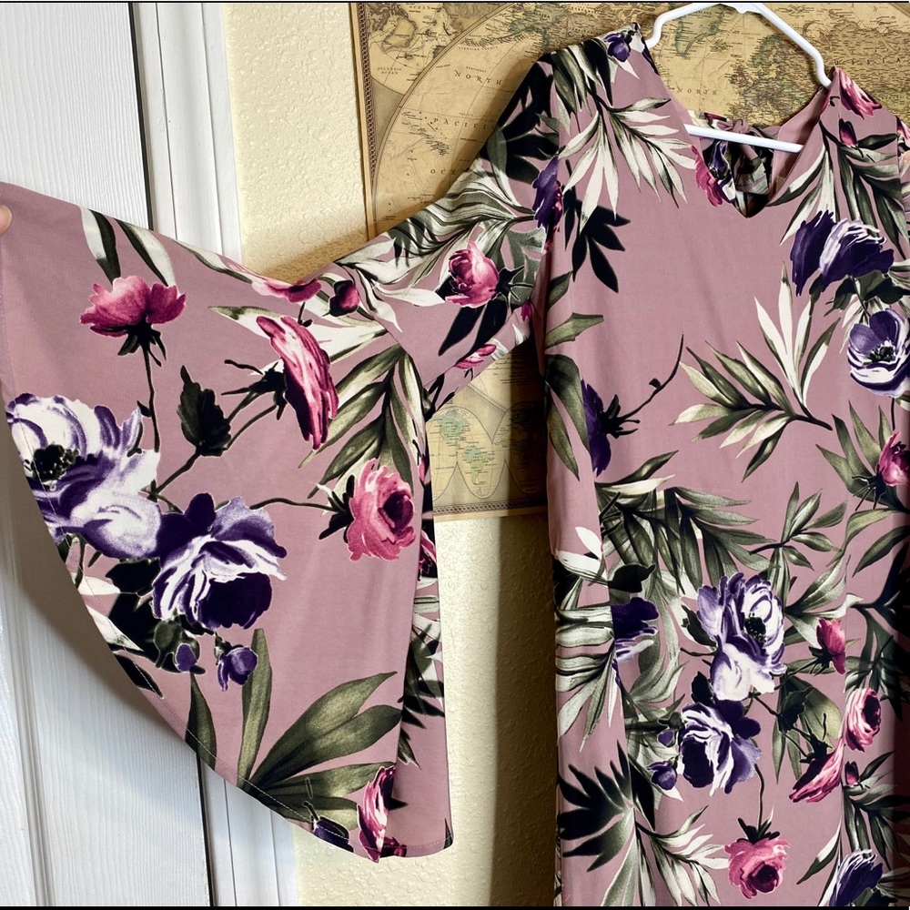 Floral short dress with fun sleeve